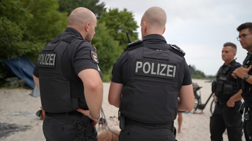 Marco Fittig und Christoph Auerbach loesen mit Kollegen illegale kleine Strandparty auf Verwendung honorarfrei cNDR