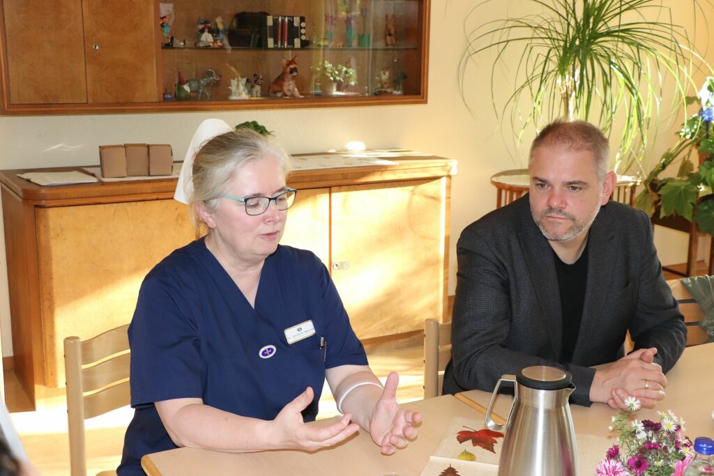 Sr. Christina Wawrsich und Oberbuergermeister Alexander Badrow im Gespraech.