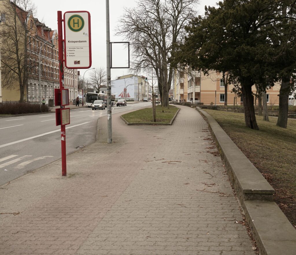 Aktuelle Situation der Bushaltestelle Knieperdamm stadtauswaerts