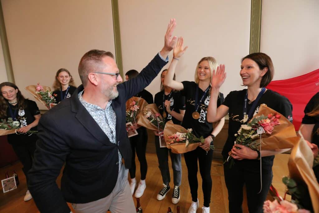 Sportbundpraesident Maik Hofmann gratuliert der besten Frauenmannschaft in Stralsund