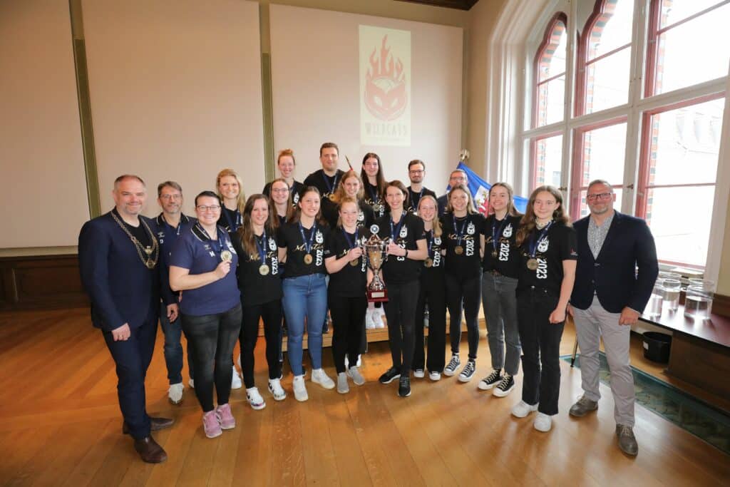 Stralsunder Wildcats beim Empfang im Rathaus mit Oberbuergermeister Alexander Badrow und Sportbundpraesident Maik Hofmann