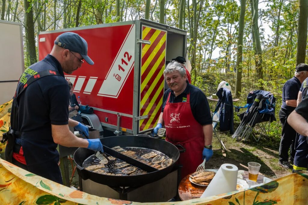 Sonnenschein und Hering satt: Das 33. Heringsfest in Altefähr begeisterte! 9 494813012 2517184345294351 2180303944273563188 n