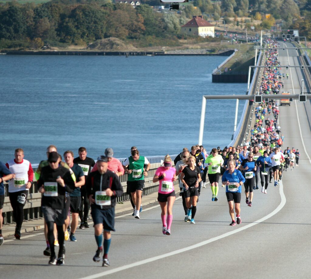 Erste Anmeldephase endet bald: Jetzt noch günstig Startplatz sichern! 1 Die Ruegenbruecke hat eine maximale Steigung von 4 Prozent was den Lauf darueber durchaus anspruchvoll macht