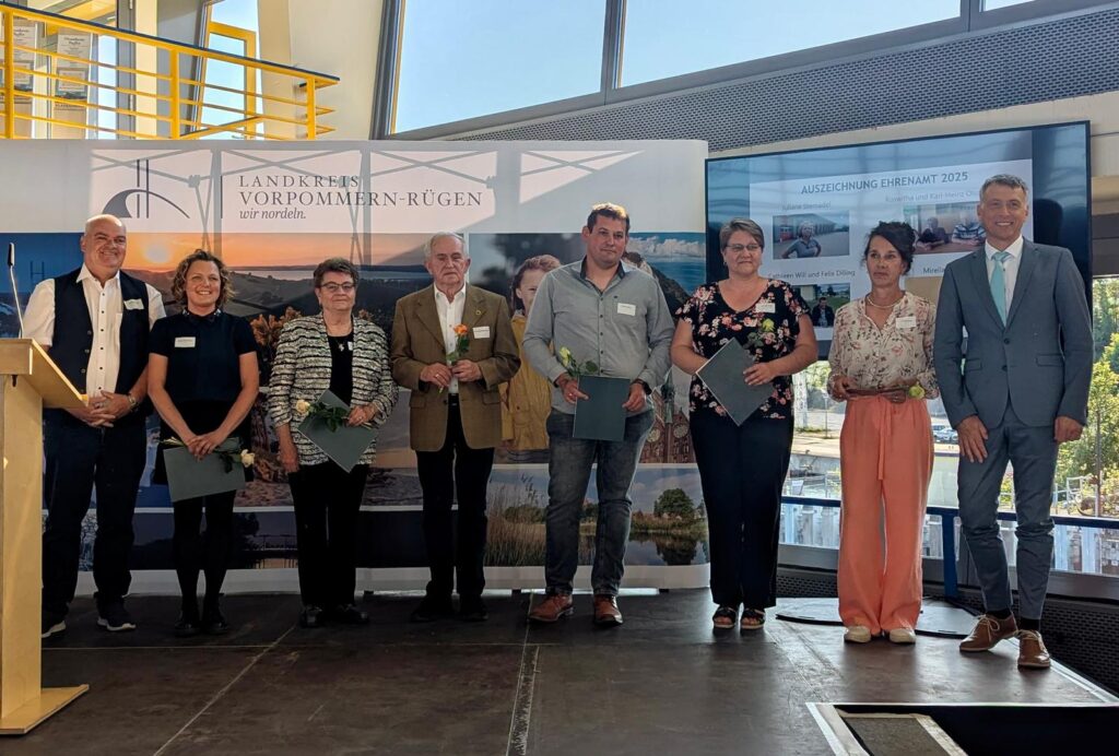 „Segel sind gesetzt" – Sommerempfang des Landkreises Vorpommern-Rügen in Sassnitz 2 Sommerempfang 2025 Auszeichnung Ehrenamt