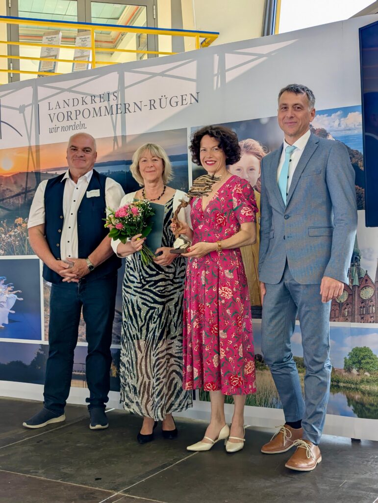 „Segel sind gesetzt" – Sommerempfang des Landkreises Vorpommern-Rügen in Sassnitz 4 Sommerempfang 2025 Auszeichnung Frau des Jahres