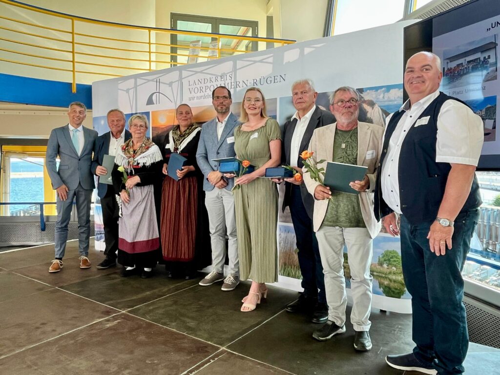 „Segel sind gesetzt" – Sommerempfang des Landkreises Vorpommern-Rügen in Sassnitz 1 Sommerempfang 2025 Auszeichnung Unser Dorf hat Zukunft