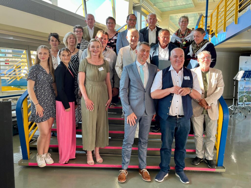 „Segel sind gesetzt" – Sommerempfang des Landkreises Vorpommern-Rügen in Sassnitz 6 Sommerempfang 2025 Gastgeber ehrten Buergerinnen und Buerger