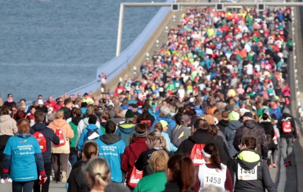 Erste Anmeldephase endet bald: Jetzt noch günstig Startplatz sichern! 4 Tausende Laeuferinnen und Laeufer werden am 17. Ruegenbrueckenmarathon teilnehmen
