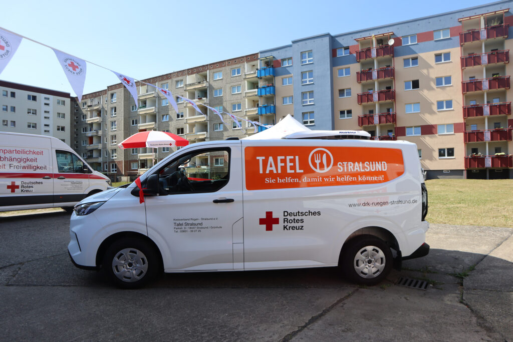 Ein Meilenstein für die DRK-Tafel Stralsund: Neues Kühlfahrzeug sichert Lebensmittelversorgung 1 01 Uebergabe Tafelfahrzeug Foto DRK KV Ruegen Stralsund