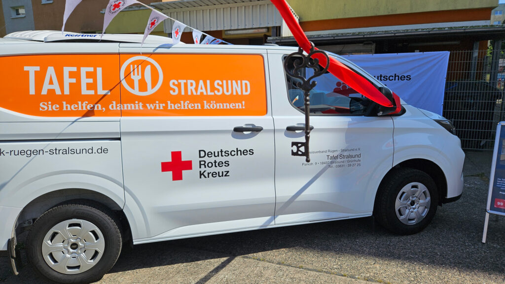 Ein Meilenstein für die DRK-Tafel Stralsund: Neues Kühlfahrzeug sichert Lebensmittelversorgung 2 02 Uebergabe Tafelfahrzeug Foto DRK KV Ruegen Stralsund