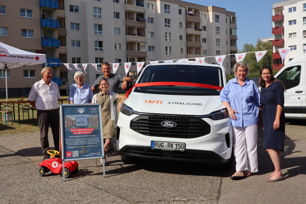 Ein Meilenstein für die DRK-Tafel Stralsund: Neues Kühlfahrzeug sichert Lebensmittelversorgung 4 03 Uebergabe Tafelfahrzeug Foto DRK KV Ruegen Stralsund
