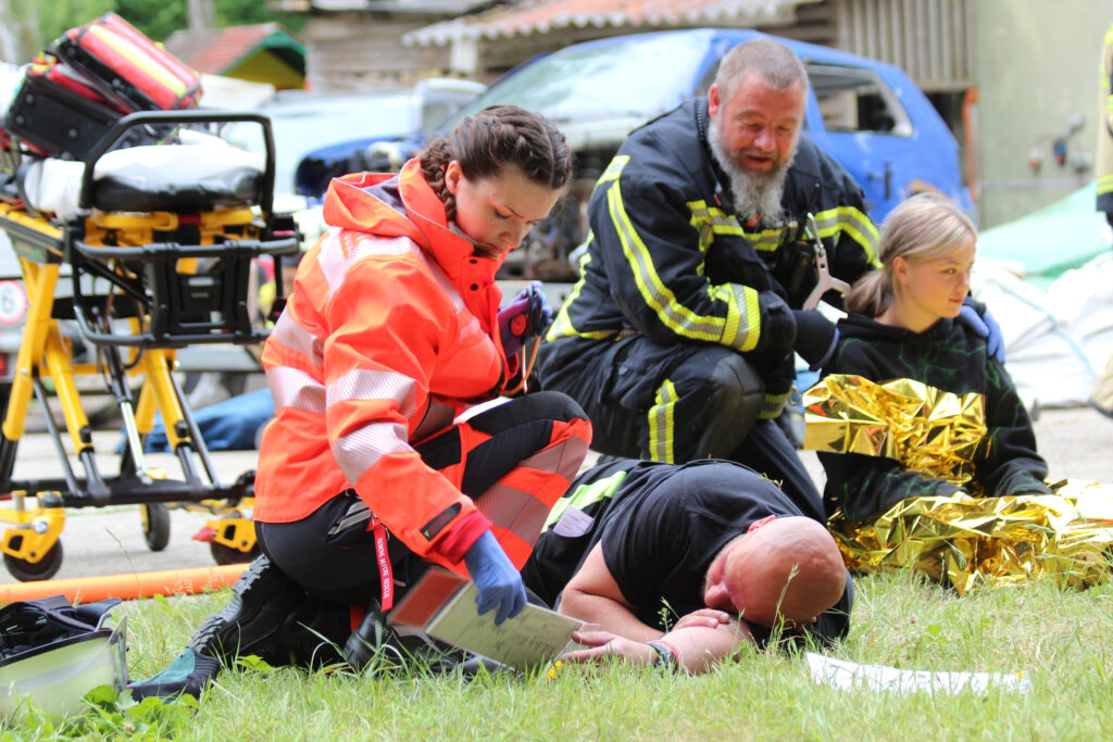 Große Rettungsübung auf Rügen: Einsatzkräfte trainieren für den Ernstfall 5 2025 07 Uebung Tilzow Foto DRK KV Rueg HST 01