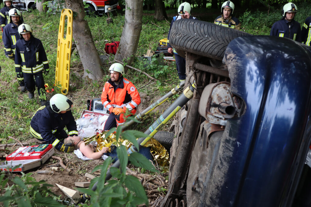 Große Rettungsübung auf Rügen: Einsatzkräfte trainieren für den Ernstfall 3 2025 07 Uebung Tilzow Foto DRK KV Rueg HST 03