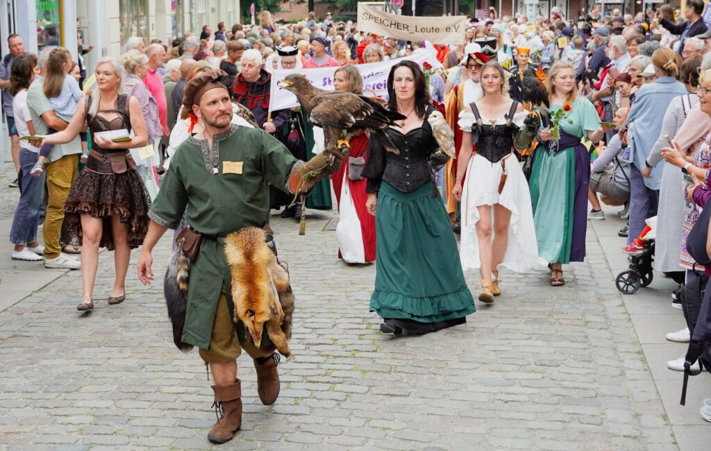 Der Zoo ist beim Umzug traditionell mit dabei und praesnetiert ausgewaehlte Tiere