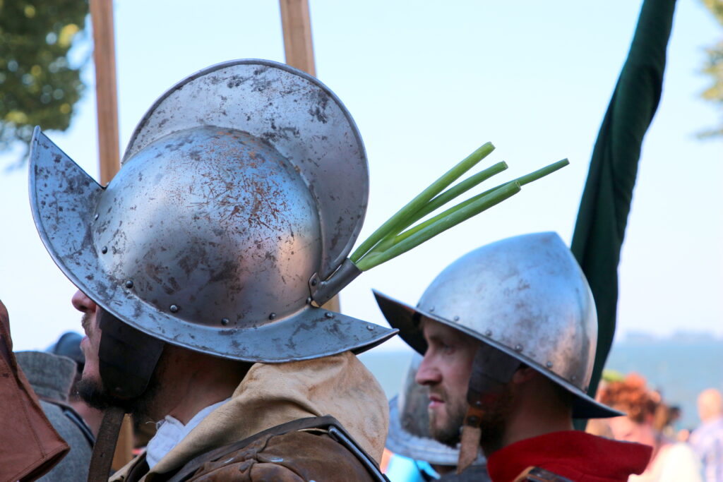Historische Uniformen und Waffen gehoeren bei den Wallensteintagen einfach dazu