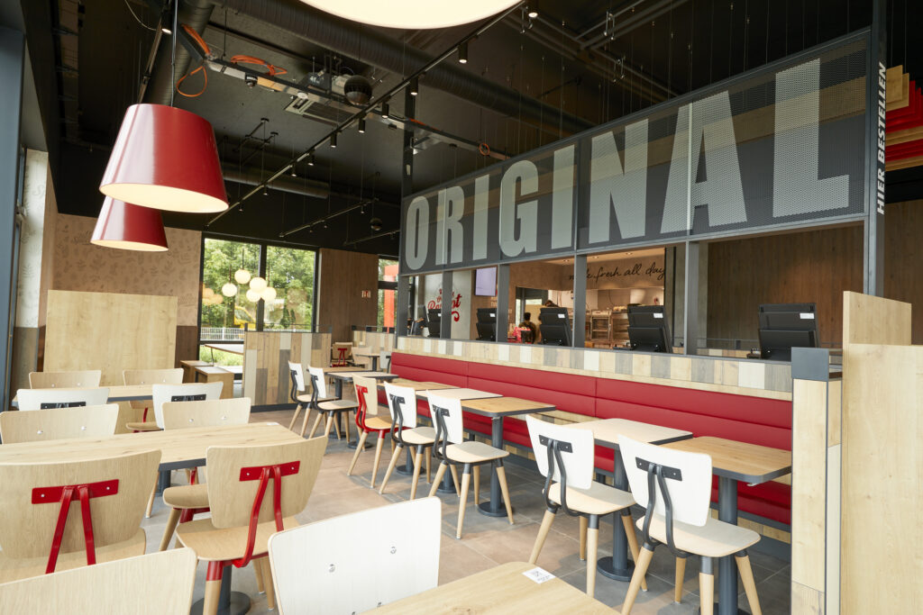 Wind, Wellen und Wings: KFC bringt Kentucky Fried Chicken nach Stralsund 1 KFC Stralsund Eroeffnung © KFC Deutschland 3