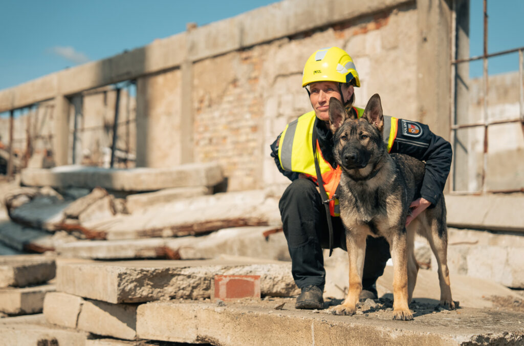 Polizeihauptmeisterin Jana Henke und ihr Spuerhund Izzy sind eine Einsatzeinheit Verwendung honorarfrei cNDR