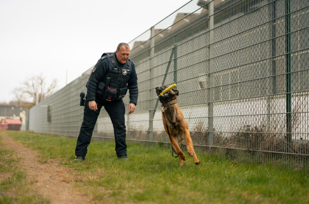 Polizeioberkommissar Reiko Jahnke und sein Drogenspuerhund Buddy Verwendung honorarfrei cNDR
