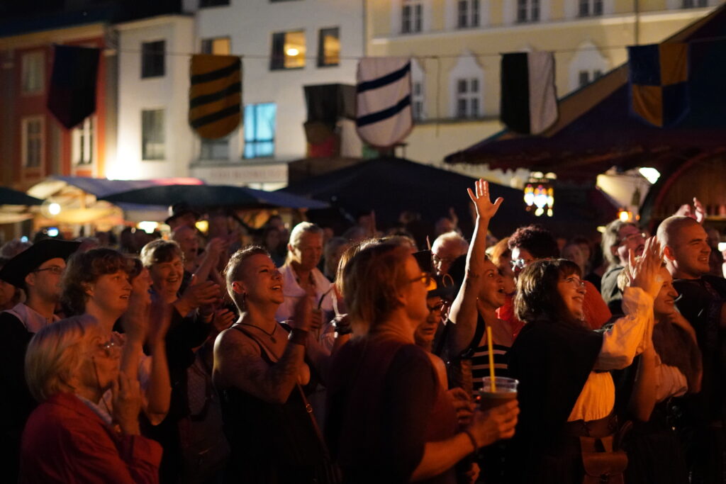 Publikum auf dem Alten Markt waehrend eines der mittelalterlichen Konzerte