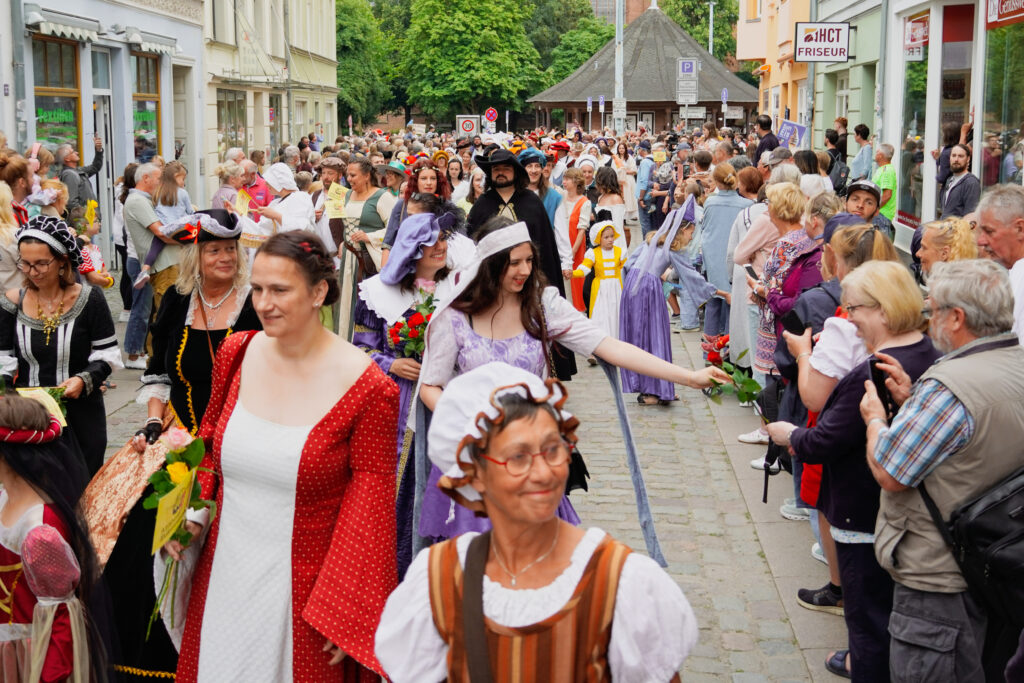 Publikum saeumt die Strecke des Festumzuges