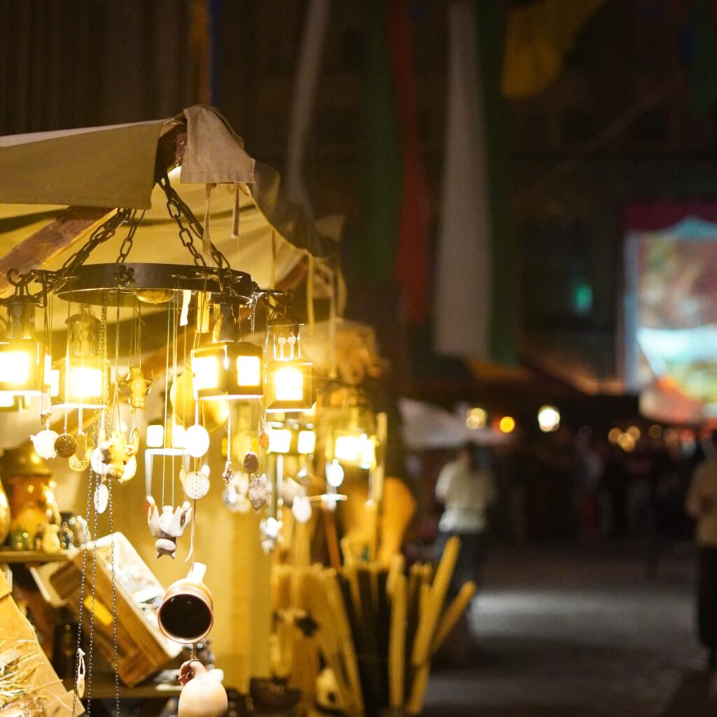 Wenn es abends dunkel wird dann leuchten die Lichter der einzelnen Staende