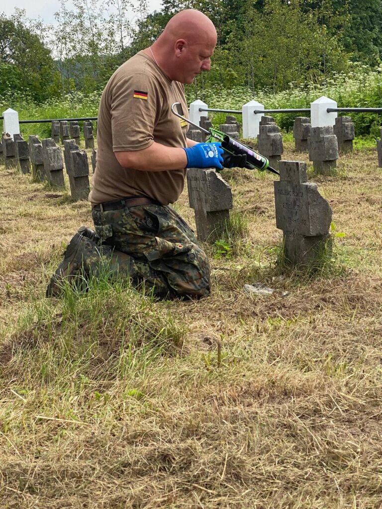 Soldat am Kreuz auf Knien