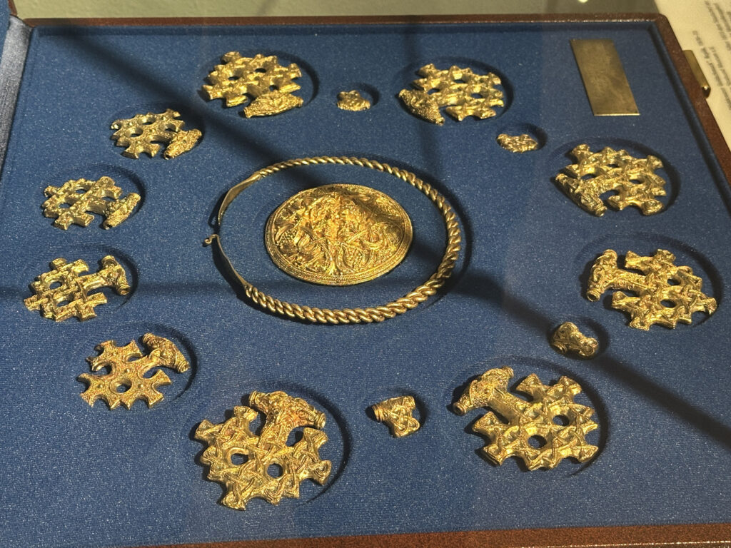 Replik des Hiddenseer Goldschatzes in Ausstellung zu sehen 7 2