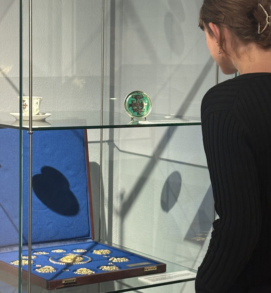 Replik des Hiddenseer Goldschatzes in Ausstellung zu sehen 4 5