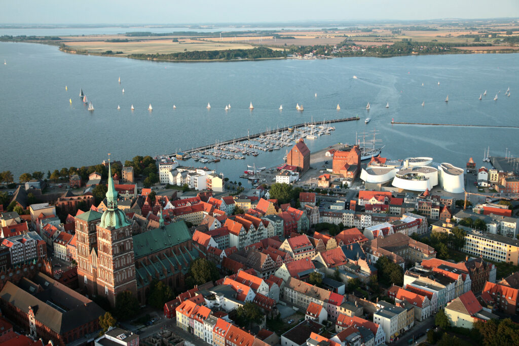 🎉 Stralsund gehört zu den schönsten Altstädten Europas! 1 TZS TourismuszentraleStralsund StNikolai Hafen Ozeaneum