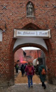 Eine Zeitreise ins Mittelalter: Nikolai-Markt feiert älteste Adventstradition Nordeuropas