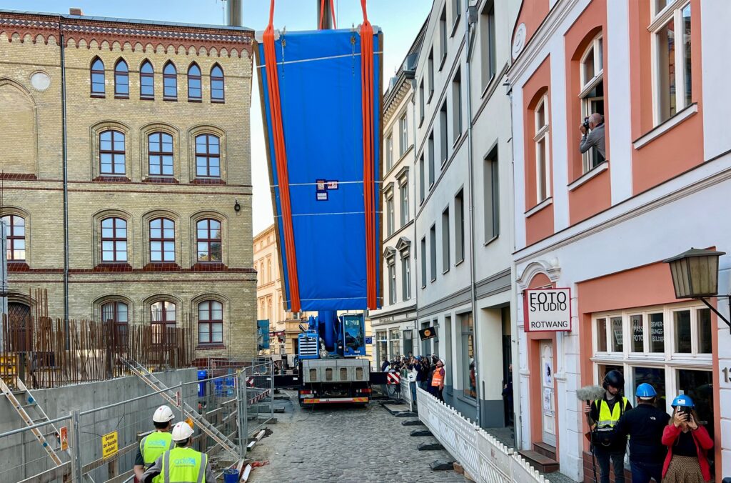 Anlieferung der grossen Spezialscheibe Verwendung honorarfrei cNDR