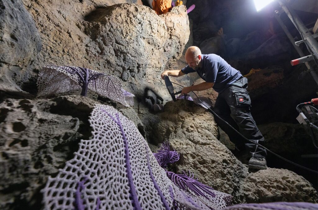 Aquariumsleiter Alexander von den Driesch beim Riffbau Verwendung honorarfrei cNDR