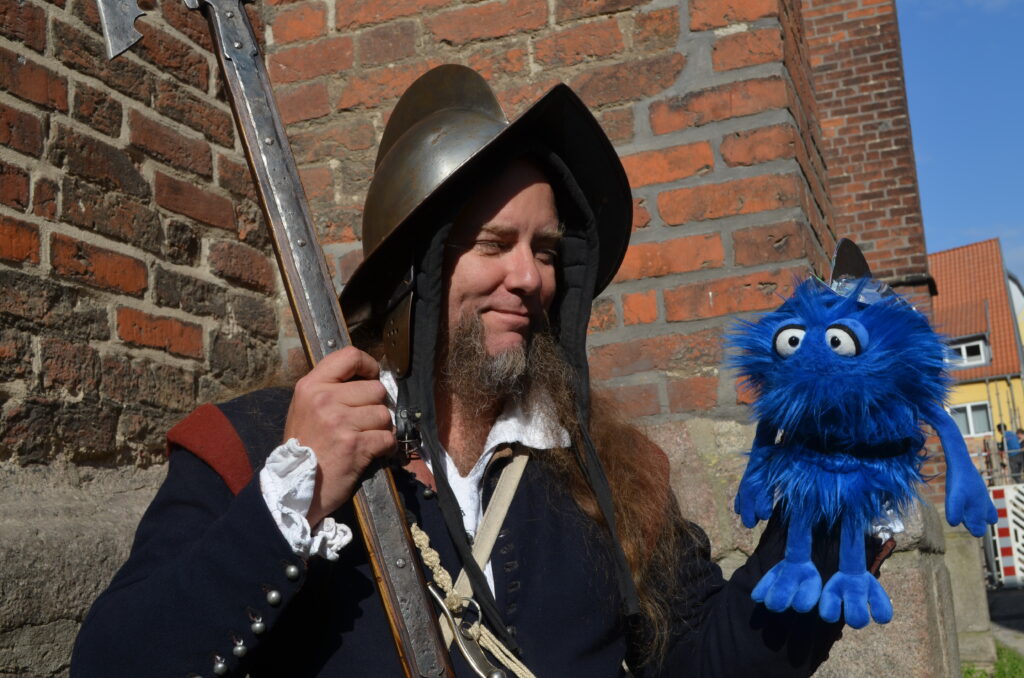 Buechertuerme Stralsund Guertel mit Stadtwache quer copyright Stadtbibliothek