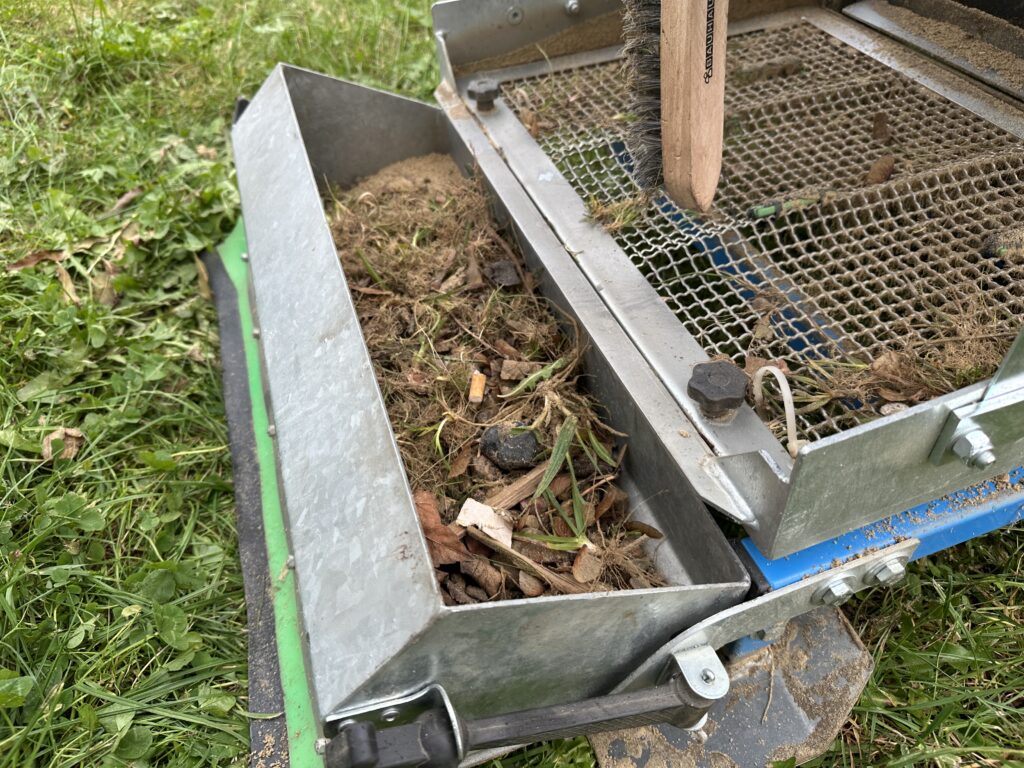 Saubere Sache! Hansestadt lässt Spielplatzsand reinigen 1 Der herausgesiebte Unrat wird fachgerecht als Sondermuell entsorgt