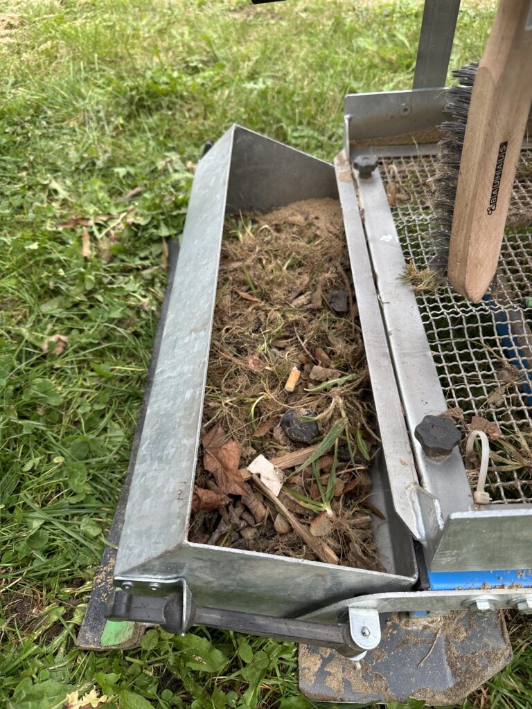 Saubere Sache! Hansestadt lässt Spielplatzsand reinigen 2 Herausgesiebt Steine Unkraut Holzstueckchen Zigarettenkippen