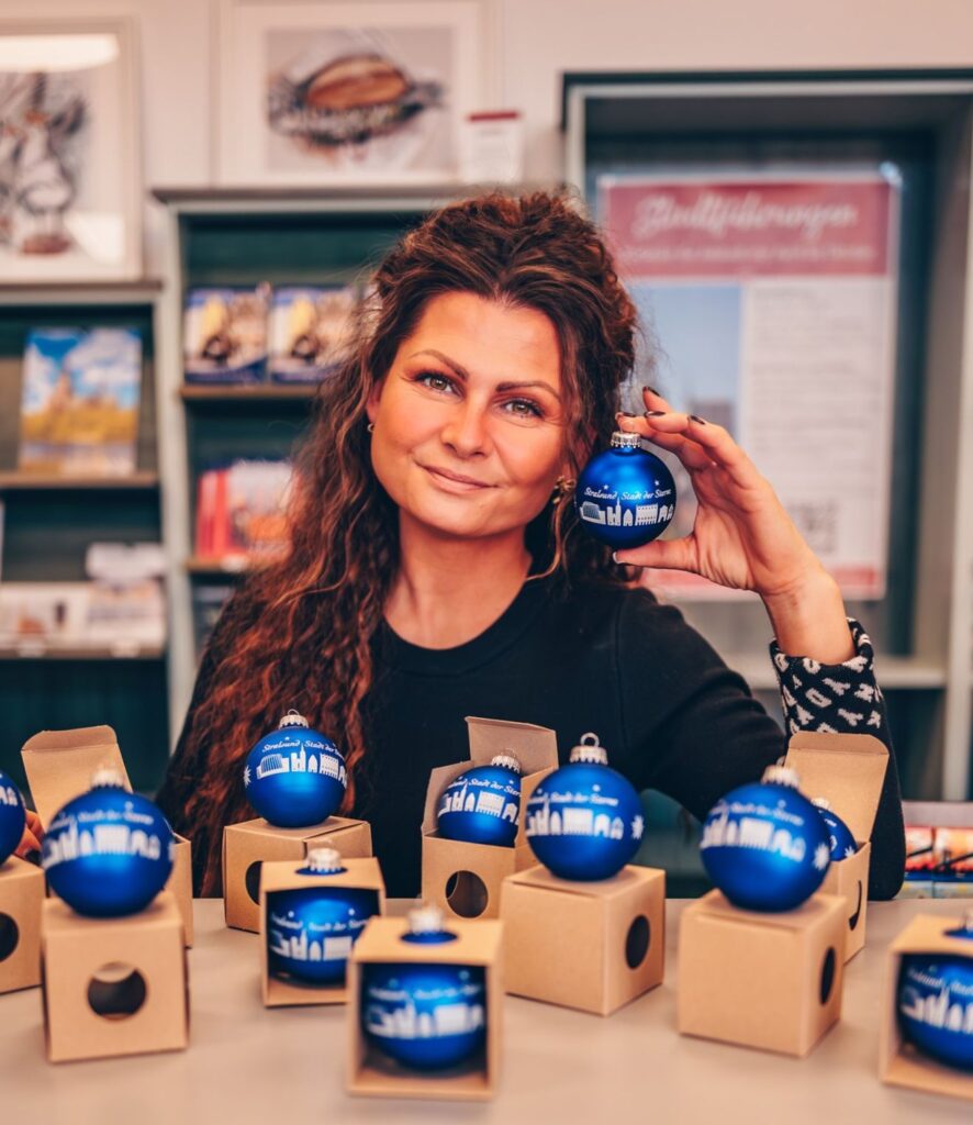 Stralsunder Weihnachtskugel - Edition 2025 - ab sofort im Verkauf 1 Nicole Wiedemann von der Tourismuszentrale Stralsund praesentiert die neue Weihnachtskugel der Hansestadt