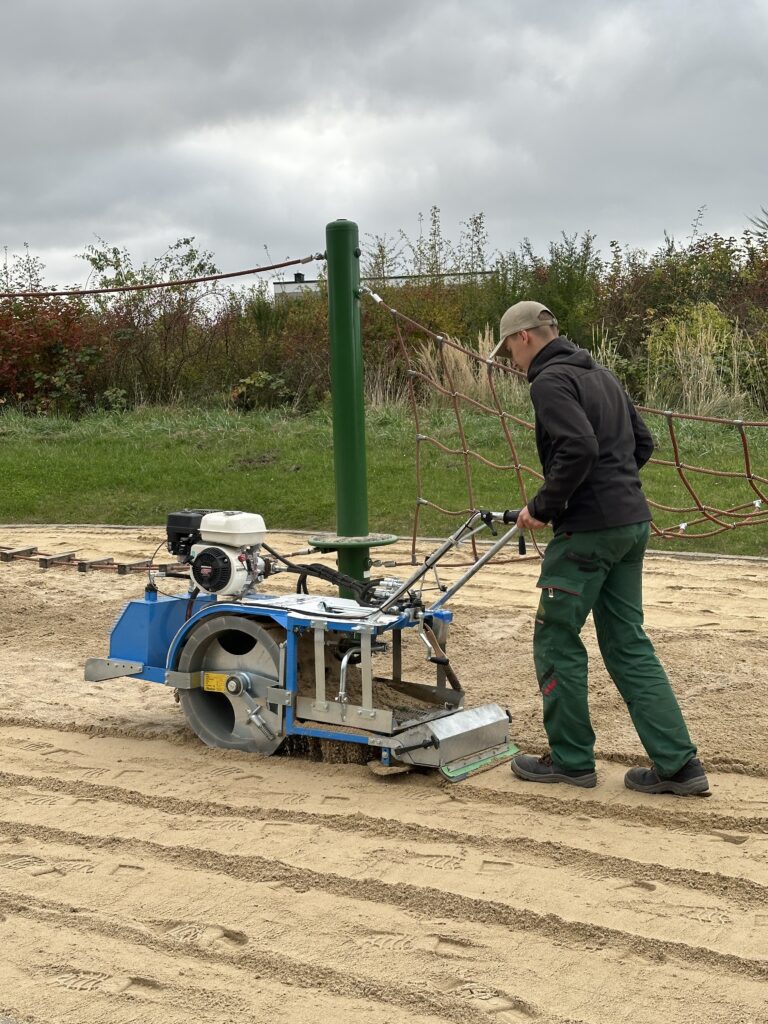 Saubere Sache! Hansestadt lässt Spielplatzsand reinigen 4 Sandreinigung auf dem Spielplatz am Ostseekuestenradweg