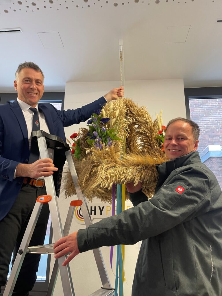 Erntekrone im Bürgerservice: Symbol für Gemeinschaft und Tradition 2 Stefan Kerth und Rico Remmin