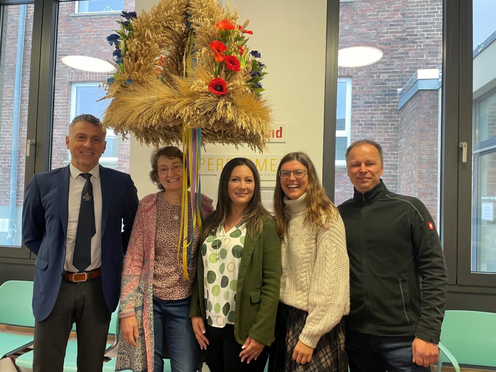 Erntekrone im Bürgerservice: Symbol für Gemeinschaft und Tradition 1 Uebergabe Erntekrone LRA